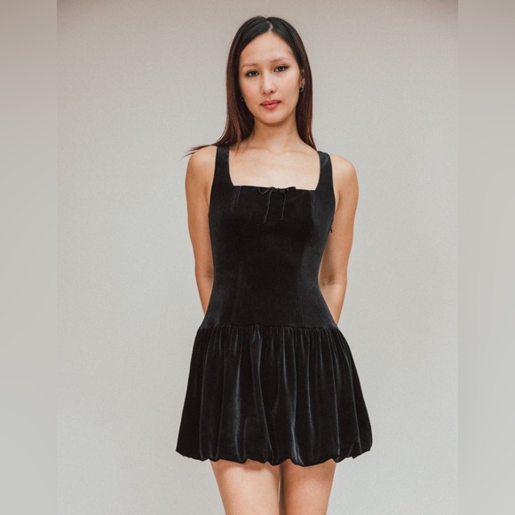 Le Lis Dresses & Skirts - Elegant Black Velvet Dress